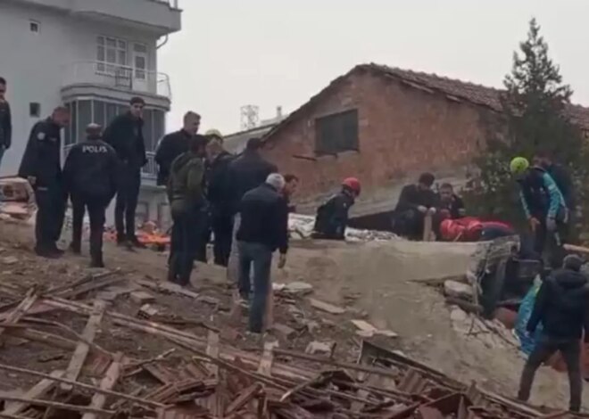 Malatya’da yıkım esnasında göçük! Kepçe operatörü enkaz altında kaldı